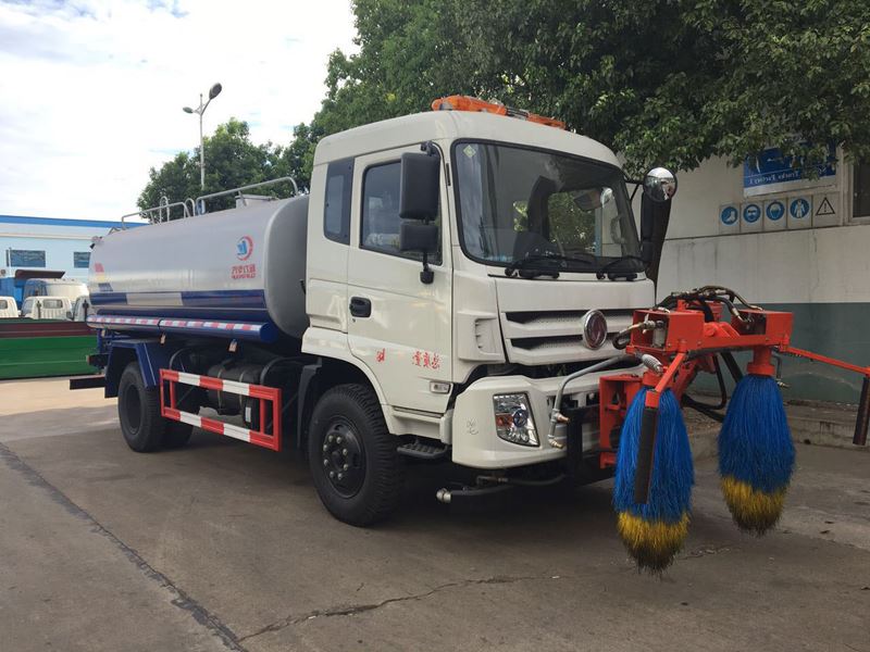 多功能灑水車——護欄清洗車