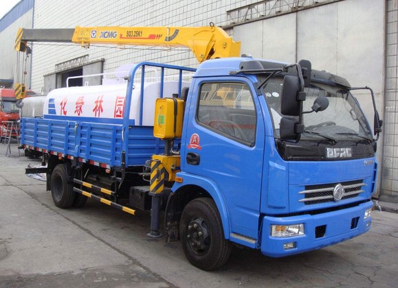 多功能灑水車——東風多利卡隨車吊灑水車