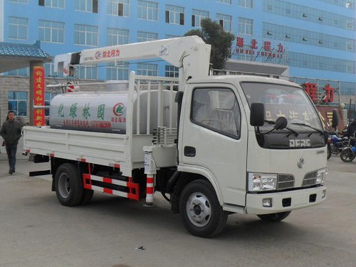 多功能灑水車——東風(fēng)多利卡隨車吊灑水車2