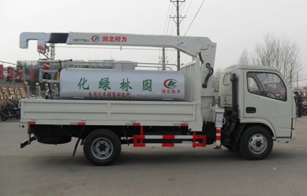多功能灑水車——東風(fēng)多利卡隨車吊灑水車3