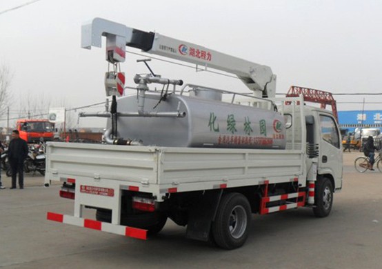 多功能灑水車——東風(fēng)多利卡隨車吊灑水車4