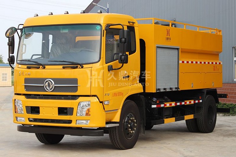 多功能灑水車——東風(fēng)天錦清洗灑水車2