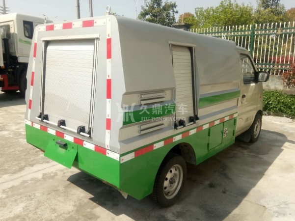 公路灑水車灑水圖片_長安小型公路灑水車3