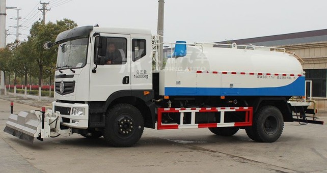 公路灑水車廠家_東風(fēng)御虎公路灑水車4