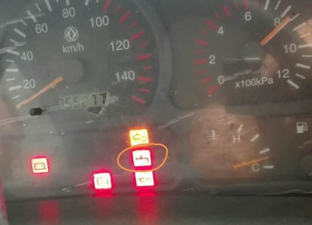 東風灑水車儀表盤亮紅色的像水龍頭一樣下面帶滴水的故障燈圖片 東風灑水車儀表盤亮紅色的像水龍頭一樣下面帶滴水的故障燈圖片