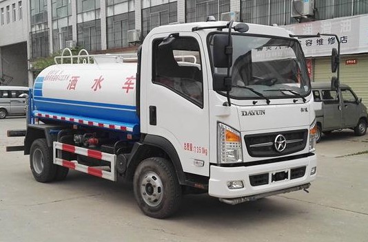 5方灑水車多重_大運(yùn)征途5噸綠化灑水車廠家價(jià)格