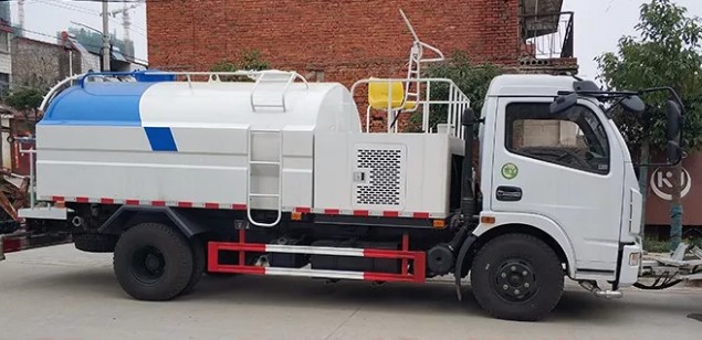 公路灑水車_東風(fēng)多利卡3800軸距路面清洗車2