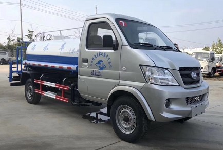 藍牌灑水車最大能幾噸的_北汽昌河2方綠化灑水車廠家價格