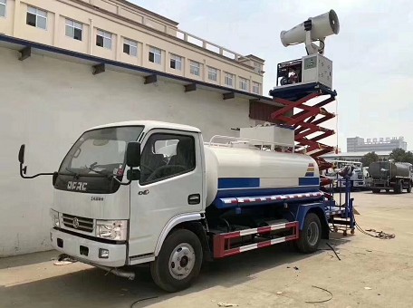 多功能灑水車型號_5方東風多利卡旋轉吊臂升降桿抑塵車