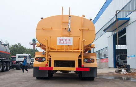 35方重汽礦山霸王灑水車圖片 35方重汽礦山霸王灑水車圖片