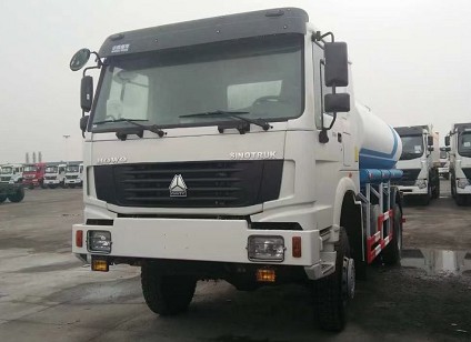 出口版4X4全驅(qū)動(dòng)豪沃13方灑水車(chē)多方位圖片 出口版4X4全驅(qū)動(dòng)豪沃13方灑水車(chē)多方位圖片