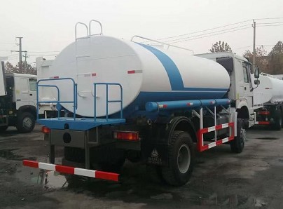 出口版4X4全驅(qū)動(dòng)豪沃13方灑水車(chē)多方位圖片 出口版4X4全驅(qū)動(dòng)豪沃13方灑水車(chē)多方位圖片