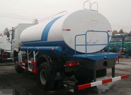 出口版4X4全驅(qū)動(dòng)豪沃13方灑水車(chē)多方位圖片 出口版4X4全驅(qū)動(dòng)豪沃13方灑水車(chē)多方位圖片