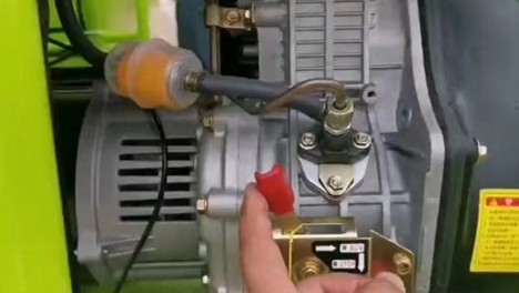 打開(kāi)這個(gè)紅色把手的開(kāi)關(guān),往右邊旋轉(zhuǎn) 打開(kāi)這個(gè)紅色把手的開(kāi)關(guān),往右邊旋轉(zhuǎn)