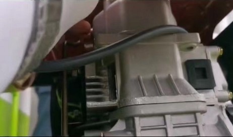 按下減壓閥這紅色的給他按下來(lái),按下減壓閥。 按下減壓閥這紅色的給他按下來(lái),按下減壓閥。