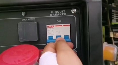 啟動(dòng)好后送電,把空氣開(kāi)關(guān)藍(lán)色開(kāi)關(guān)扳上面去。 啟動(dòng)好后送電,把空氣開(kāi)關(guān)藍(lán)色開(kāi)關(guān)扳上面去。